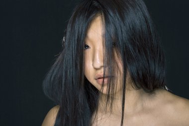 siyah arka plan üzerinde güzel Asyalı kız portresi