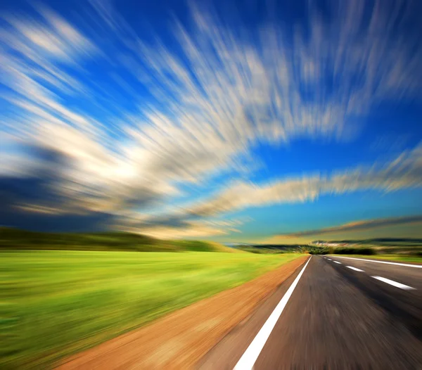Blured road och blured himmel — Stockfoto