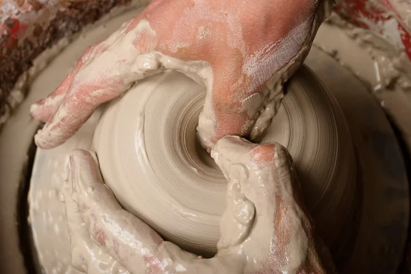 Hendene til en pottemaker som lager et lerkrukke på sirkelen. – stockfoto