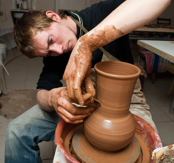 Potter, creando un vaso di terra sul cerchio — Foto Stock