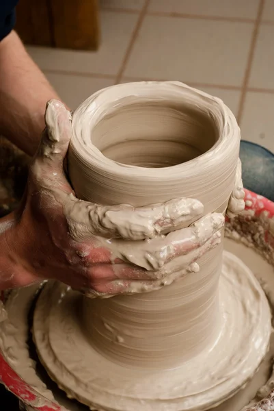 Händerna på en krukmakare, skapa en jordburk på cirkeln — Stockfoto