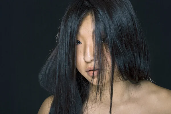 Retrato de bela menina asiática no fundo preto — Fotografia de Stock