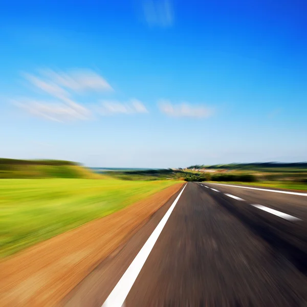 Blured 道路と blured 空 — ストック写真