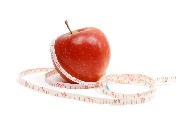 Kaset beyaz zemin üzerine kırmızı taze elma — Stok fotoğraf