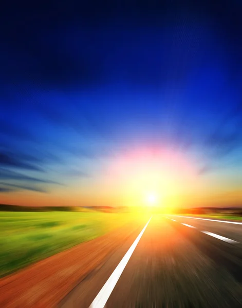 Estrada desfocada com céu desfocado com pôr do sol — Fotografia de Stock