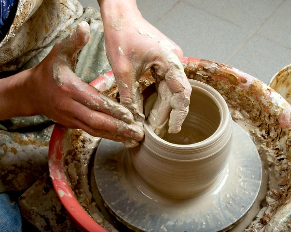 Mani di un vasaio, creando un vaso di terra sul cerchio — Foto Stock