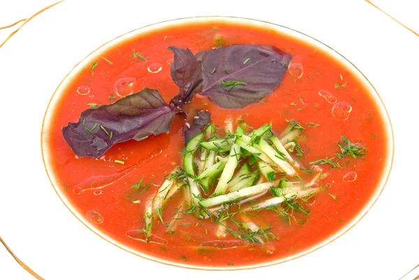 Vértes tál ízletes hideg gazpacho leves, uborka — Stock Fotó