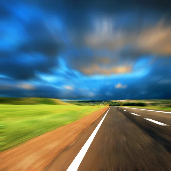 Rozmazané silnice s rozmazané obloha — Stock fotografie