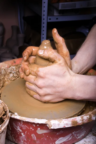 The hands of a potter, creating an earthen jar on the circle — Stock Photo, Image