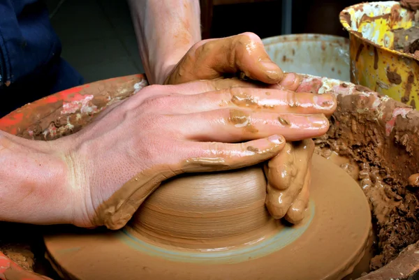 Mãos de um oleiro, criando um jarro de barro no círculo — Fotografia de Stock