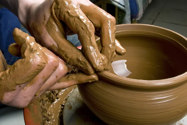Руки гончара, создающего глиняную банку на круге — стоковое фото