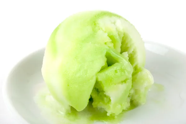 Colher de sorvete no fundo branco — Fotografia de Stock