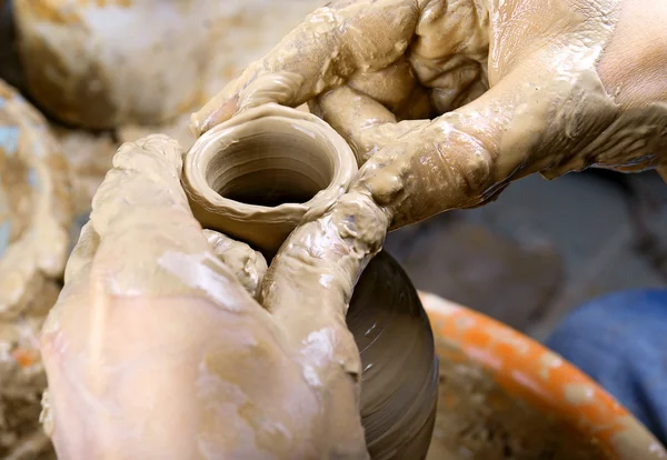 Χέρια ενός αγγειοπλάστη, δημιουργώντας ένα πήλινο βάζο στον κύκλο — Φωτογραφία Αρχείου