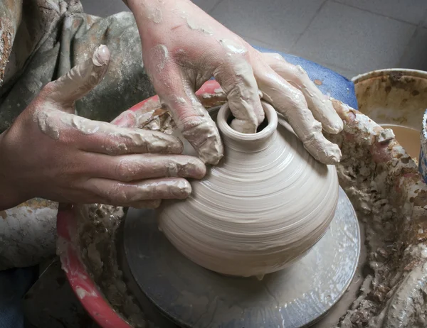 Manos de un alfarero, creando un frasco de tierra en el círculo — Foto de Stock