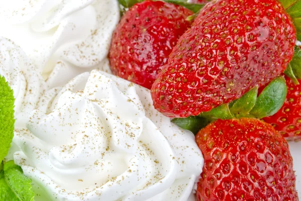 Fresh strawberries with whipped cream — Stock Photo, Image
