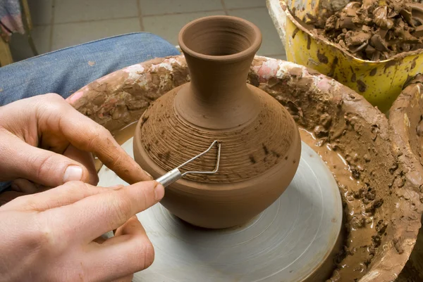 Manos de un alfarero, creando un frasco de tierra en el círculo —  Fotos de Stock