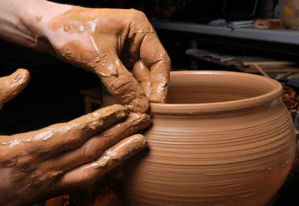Руки гончаря, створюючи глиняну банку на колі Стокова Картинка