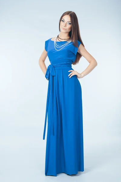 Fiatal nő kék ruhában — Stock Fotó