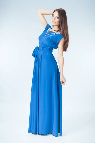 Jovem mulher em vestido azul — Fotografia de Stock