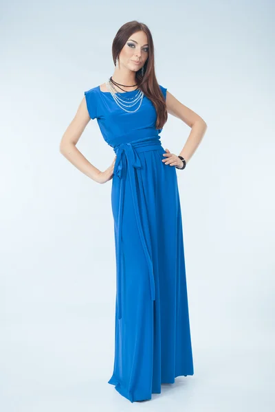 Jeune femme en robe bleue — Photo