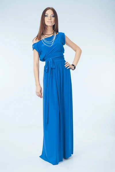 Mujer joven en vestido azul — Foto de Stock