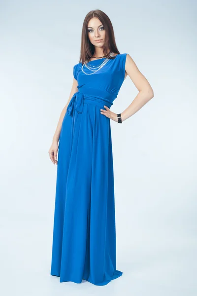 Junge Frau im blauen Kleid — Stockfoto