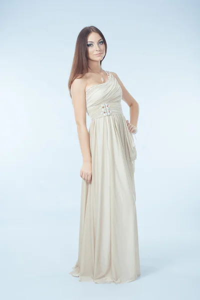 Mooie vrouw met moderne jurk — Stockfoto