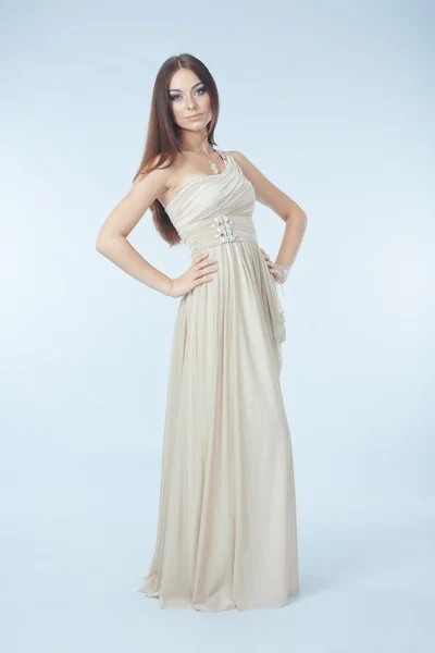 현대 드레스 아름 다운 여자 — 스톡 사진
