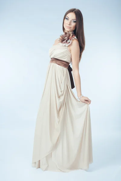 Mooie vrouw met moderne jurk — Stockfoto