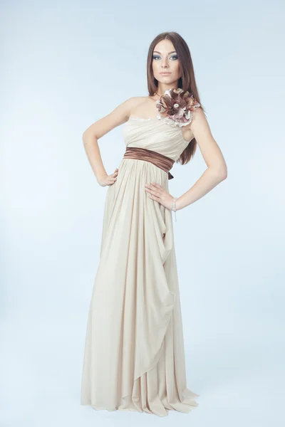 Mulher bonita com vestido moderno — Fotografia de Stock