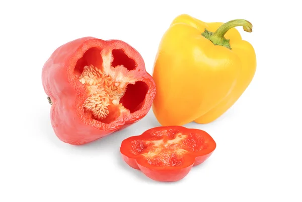 Zwei rote und gelbe Paprika isoliert auf weißem Hintergrund — Stockfoto