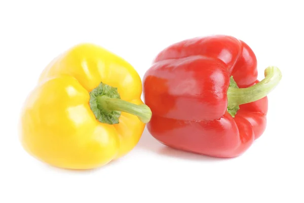 Zwei rote und gelbe Paprika isoliert auf weißem Hintergrund — Stockfoto