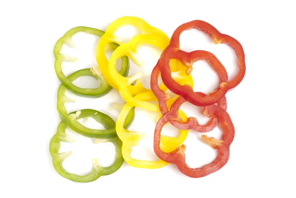 Červená, zelená, žlutá nakrájené papriky, izolované na bílém pozadí — Stock fotografie