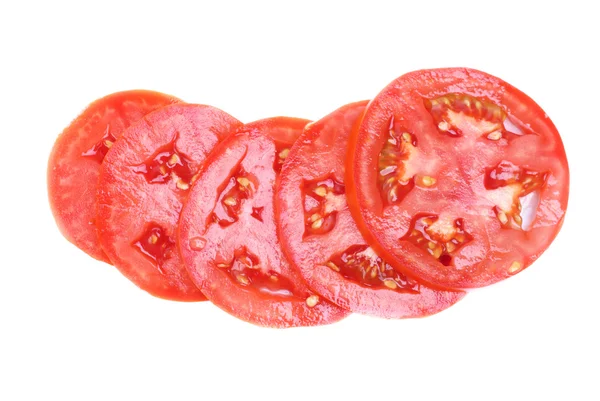 In Scheiben geschnittene rote Tomaten isoliert auf weißem Hintergrund — Stockfoto