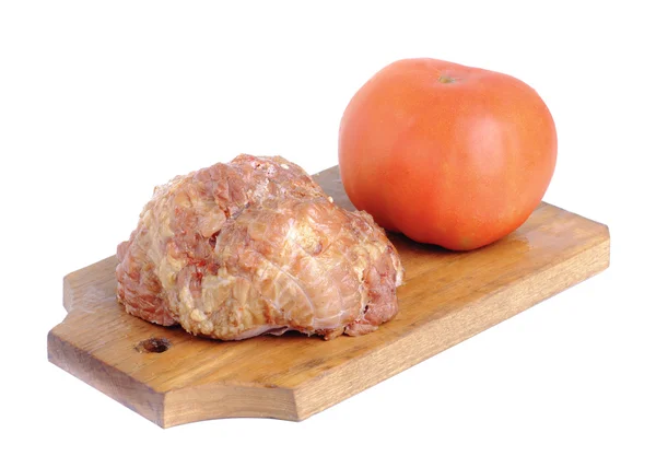 Κρέας product.and ντομάτα σε ένα ξύλο κοπής σε λευκό — Φωτογραφία Αρχείου