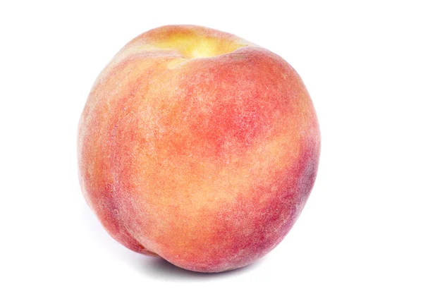 Saftig persika på vit bakgrund — Stockfoto