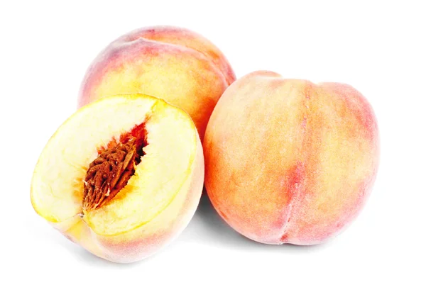 Saftig persika på vit bakgrund — Stockfoto