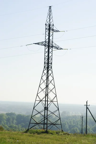 Elettricità piloni e cielo blu sfondo — Foto Stock