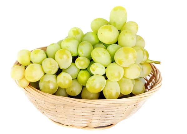 Uvas frescas en cesta de frutas aisladas sobre fondo blanco — Foto de Stock