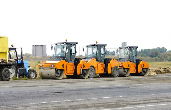 Weg engineeringb(road rollers and tractor)/weg Kiev-Kharkov, Oekraïne — Stockfoto