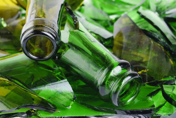 破碎的绿色葡萄酒瓶 — 图库照片