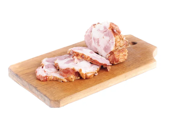 Köttprodukter på skärbräda. isolerad på vit bakgrund — Stockfoto
