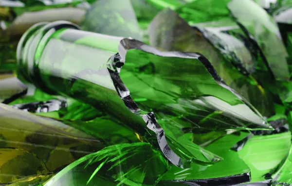 Copo de Resíduos. Recicled.Shattered garrafa de vinho verde — Fotografia de Stock