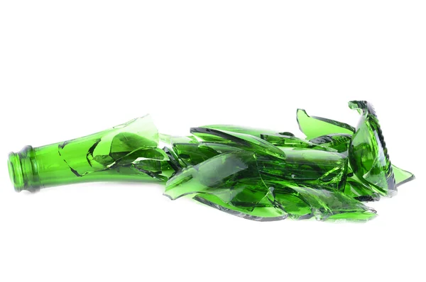 白い背景上に分離されて粉々 になった緑のシャンパンのボトル — ストック写真