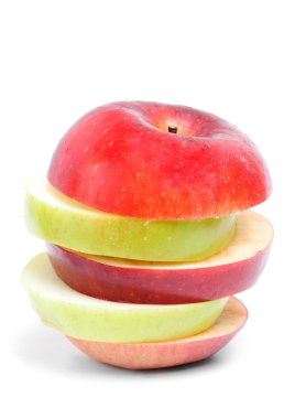 beyaz zemin üzerine kırmızı ve yeşil dilimlenmiş elma