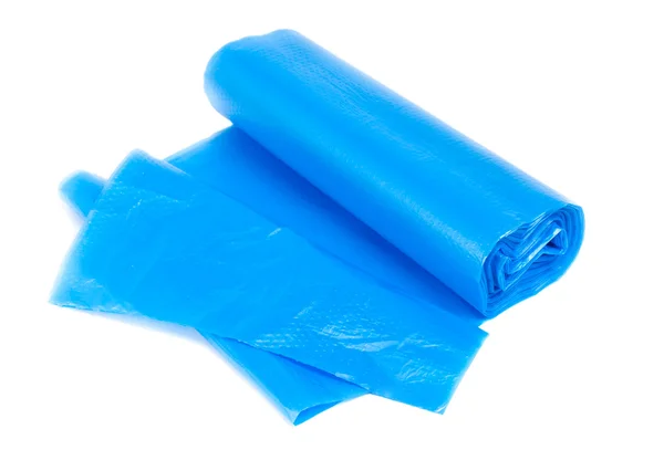 Ролик синих мешков для мусора на белом фоне — стоковое фото