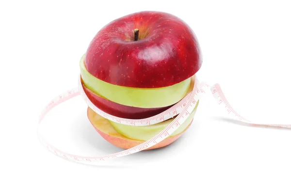 निरोगी खाणे आणि आहार संकल्पना: व्ही वर टेपसह हिरवा आणि लाल कापलेला सफरचंद — स्टॉक फोटो, इमेज