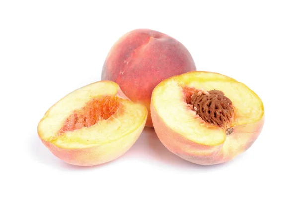Hel och skivad persika isolering på vit — Stockfoto