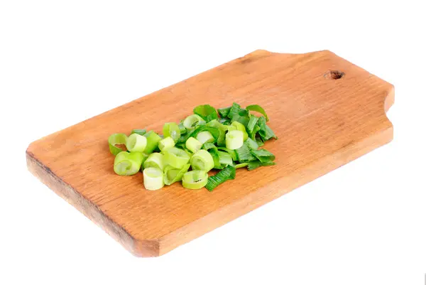 Beyaz izole kesme tahtası üzerinde taze dilimlenmiş soğan — Stok fotoğraf