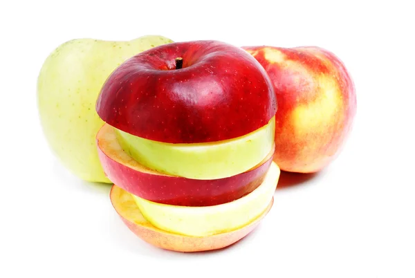 Groene en rode gesneden en hele appel op witte achtergrond — Stockfoto